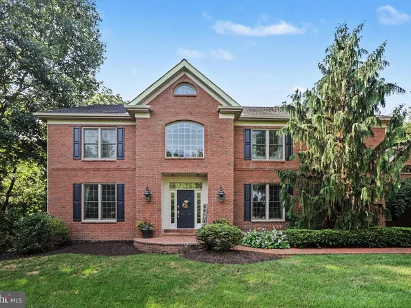 20 White Pine Dr, Hershey, PA 17033