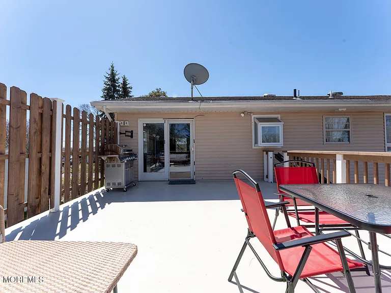 406 Lawrence Dr — Photo 17