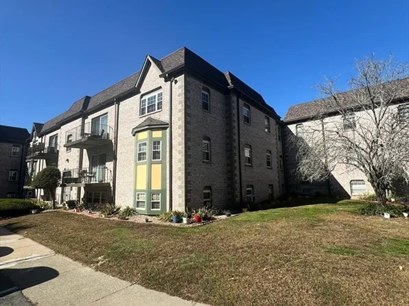 107 Oak Ln APT 1, Brockton, MA 02301