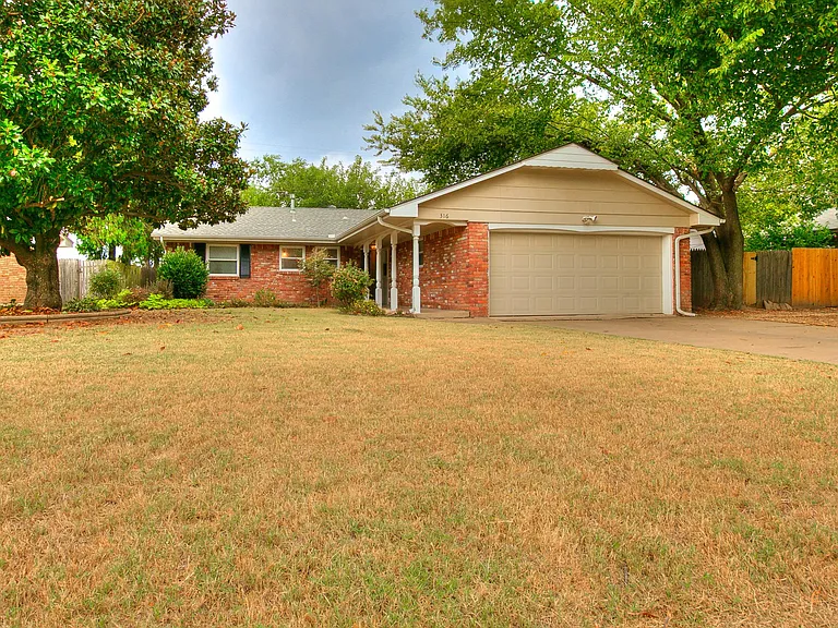 316 Rosewood Dr — Photo 1