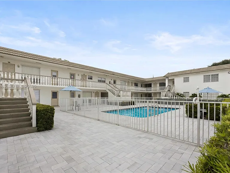 5450 Hollywood Blvd #210 — Photo 13