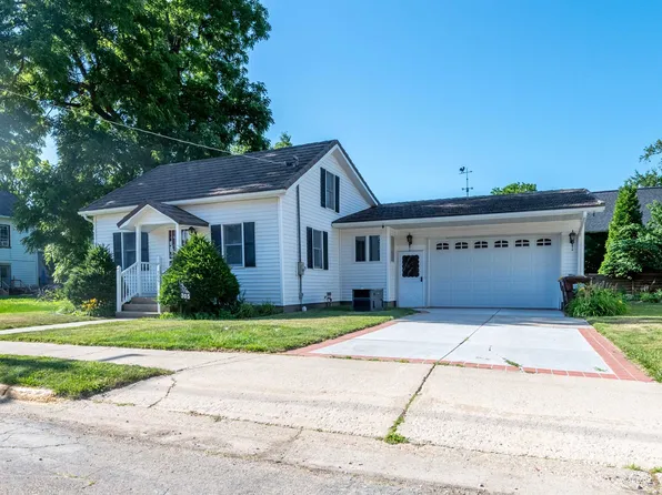 305 Monroe St, Oregon, IL 61061