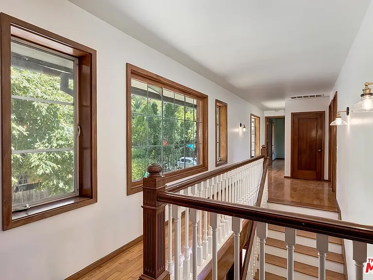 515 N Kenter Ave — Photo 11