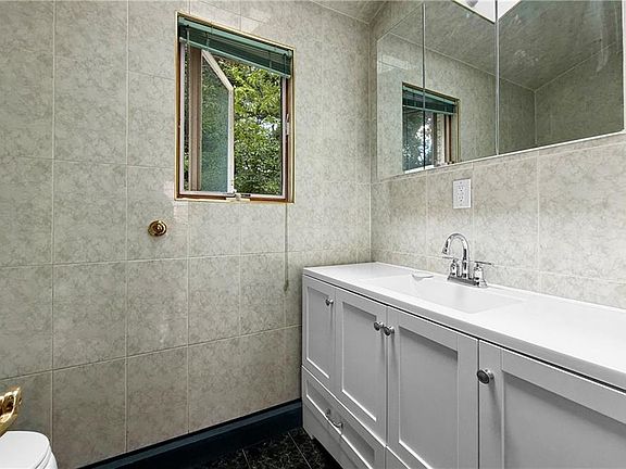 5th image of 2166 E 18th St