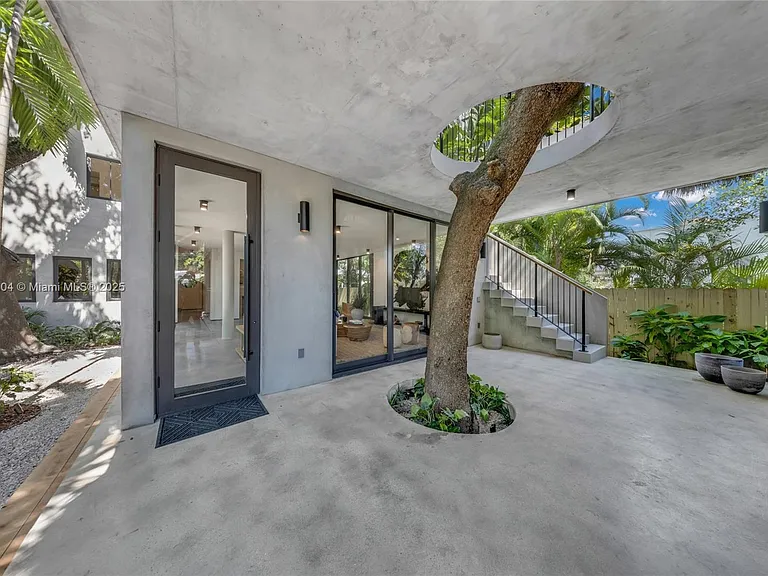 1000 NW 9th Ct — Photo 2