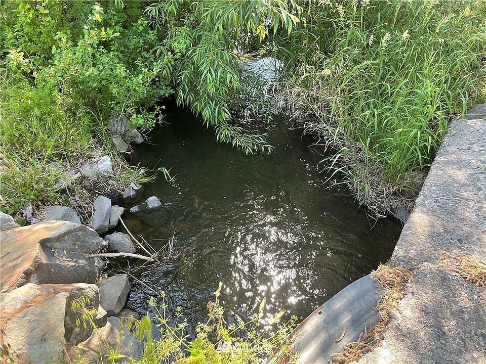 2nd image of 306 W 10th Ave