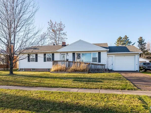 101 Hays Cir, Silver Bay, MN 55614