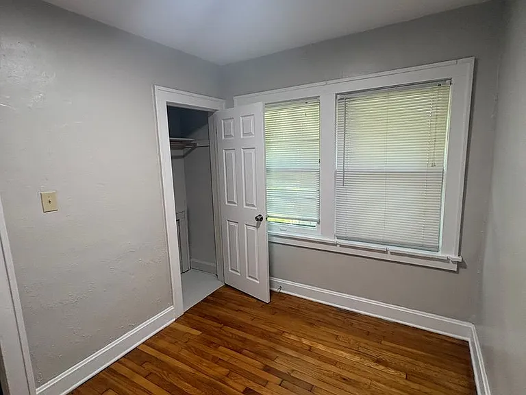 5424 Charlotte St — Photo 6
