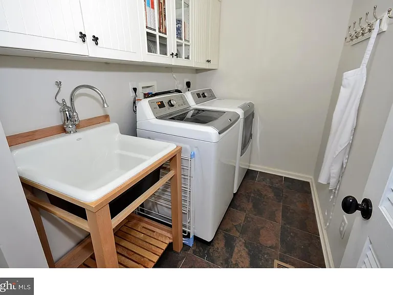584 Leslie Ln — Photo 17