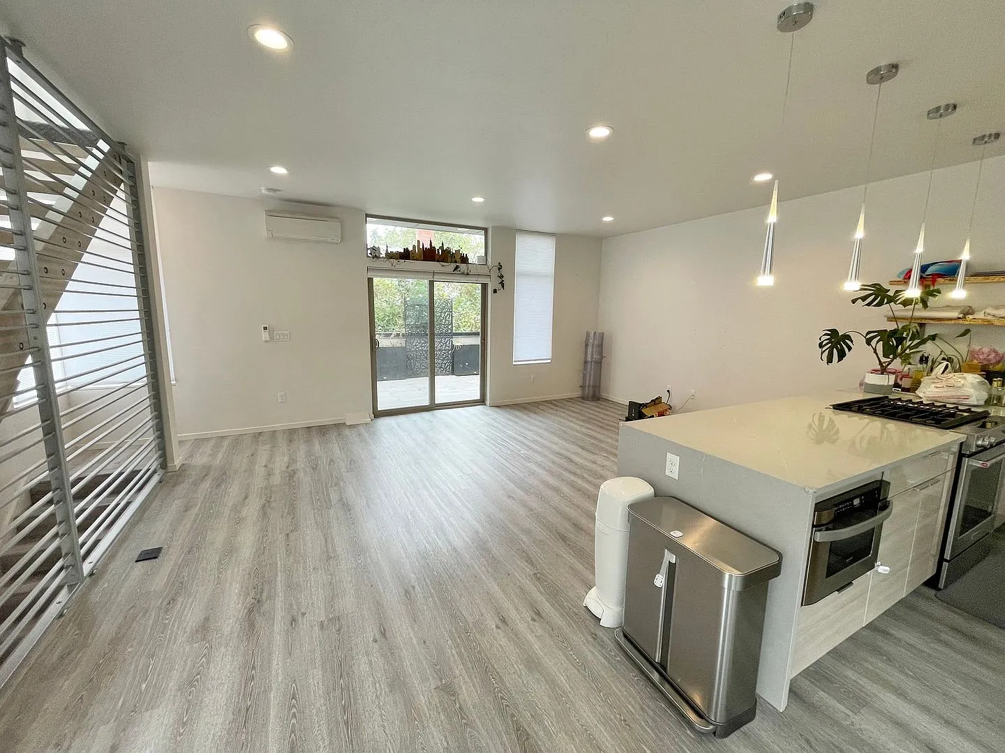 Sophisticated 3 Bedroom Townhome — Photo 2