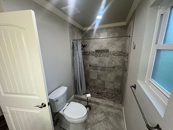 3rd image of 410 Wisteria St