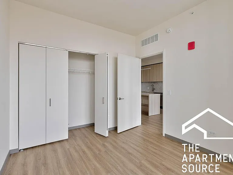 513 S Damen Ave — Photo 16