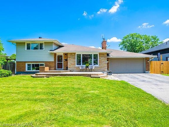 3rd image of 16 Woodmount Dr