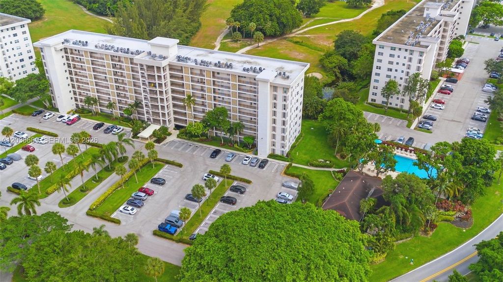 3200 N Palm Aire Dr APT 501, photo 3