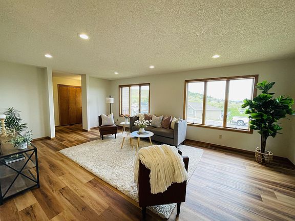 5th image of 2710 Greenbriar Dr
