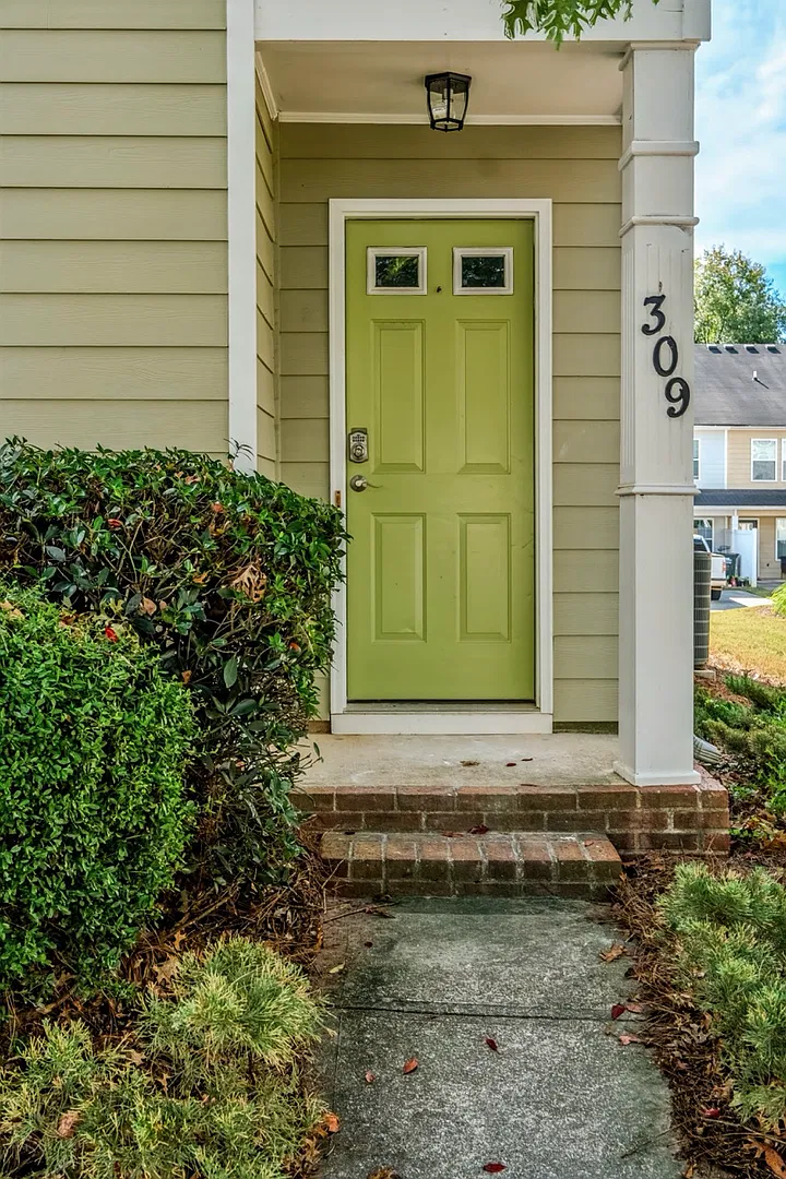 Available Now | Spacious 2-Bed, 2.5-Bath Home In Lantern Walk — Photo 2