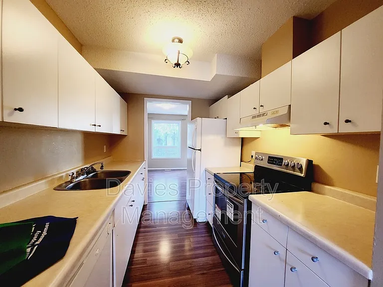 636 Saddleback Rd NW — Photo 2