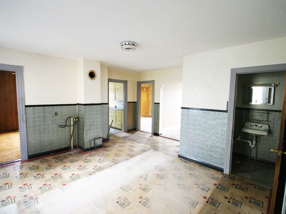 2nd image of 110 Gesler St #1
