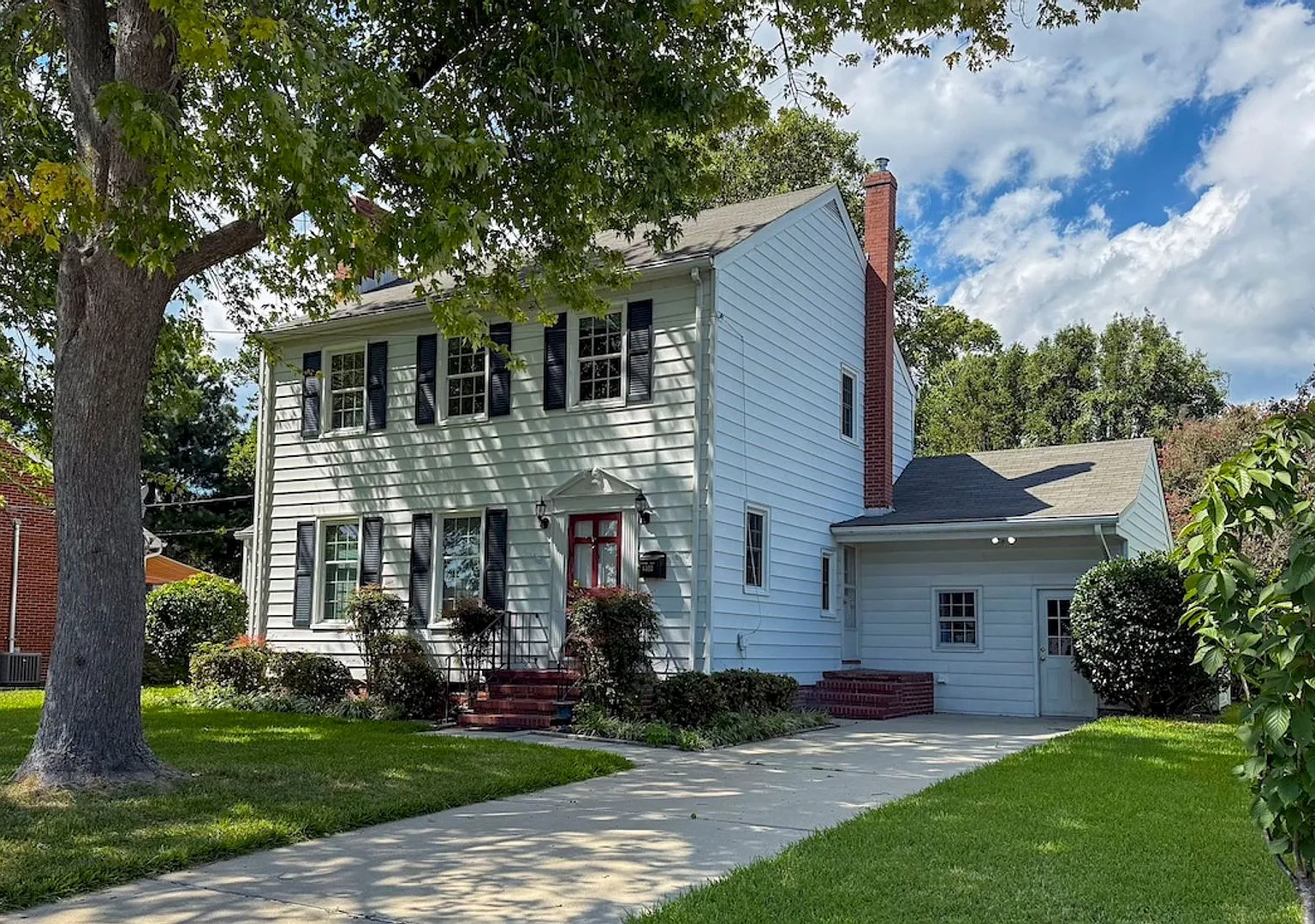 3 Bedroom in Hampton Available Now!! — Photo 1