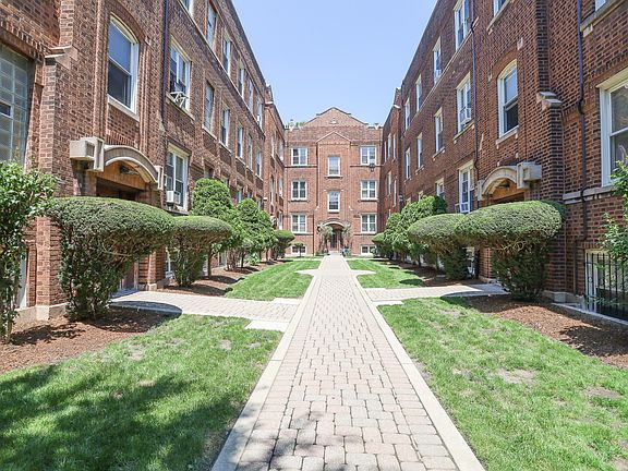 3rd image of 654 W Oakdale Ave APT 2S