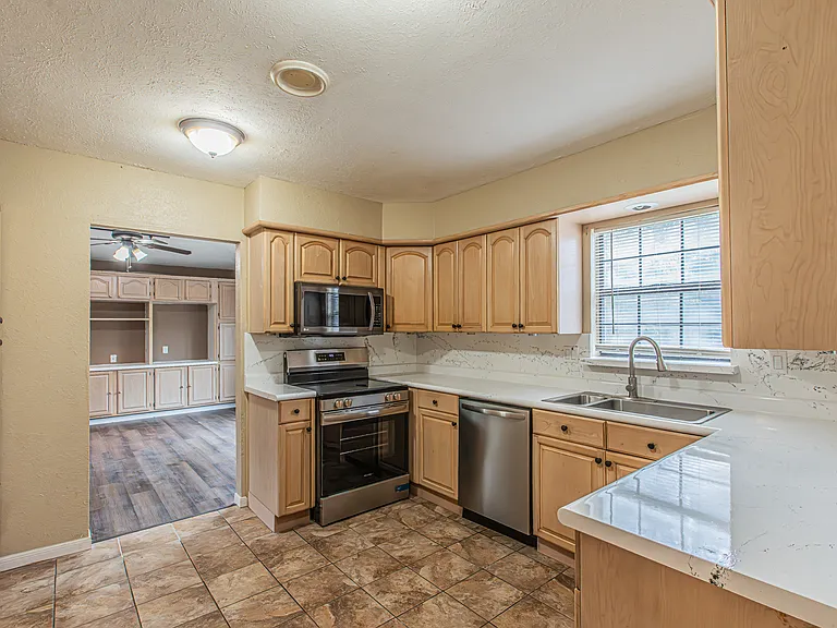 5203 Sutton Ct — Photo 15