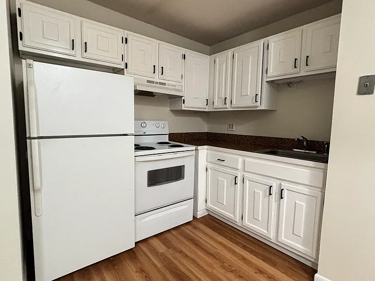 31 Vernon Ave — Photo 3