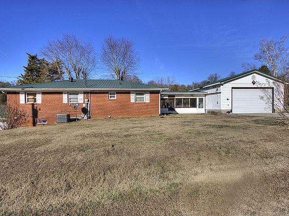 3rd image of 203 Sunset Dr