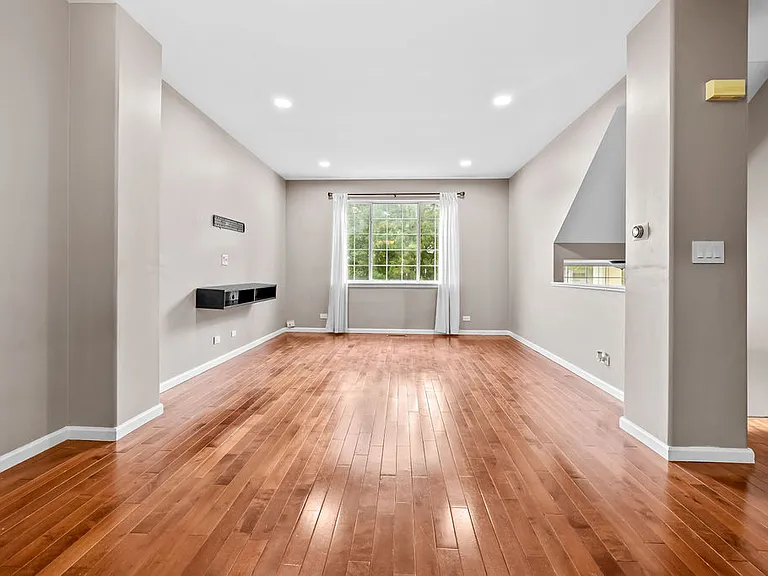 122 Andover Dr — Photo 2
