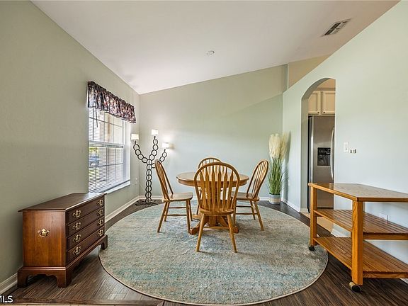 3rd image of 923 NE 9th Ter