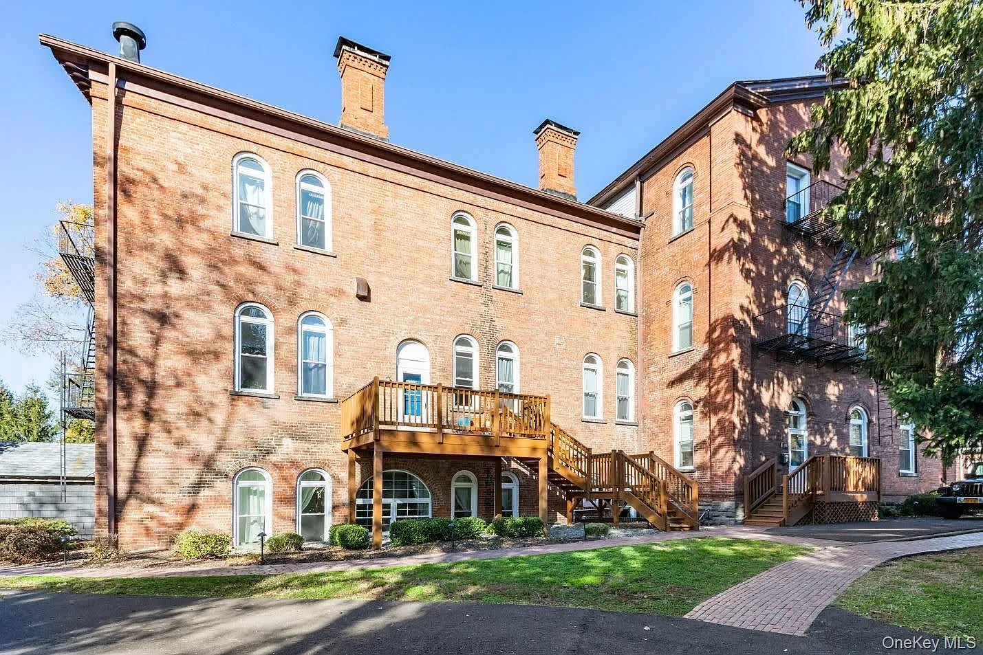 2 bed, 1.0 bath, 900 sqft, $2,700 — Photo 1