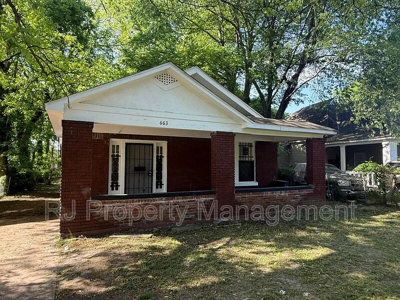 3 bed, 1.0 bath, 1204 sqft, $1,095 — Photo 1