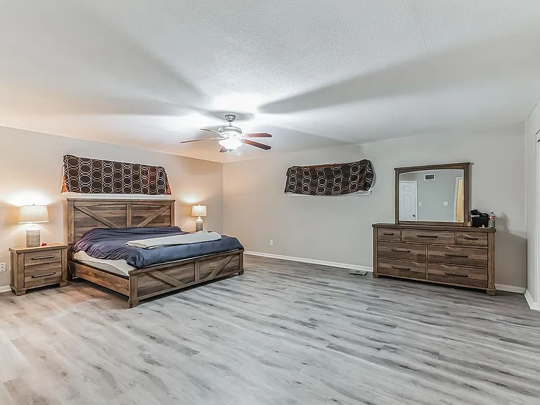 105 Water Dr — Photo 8