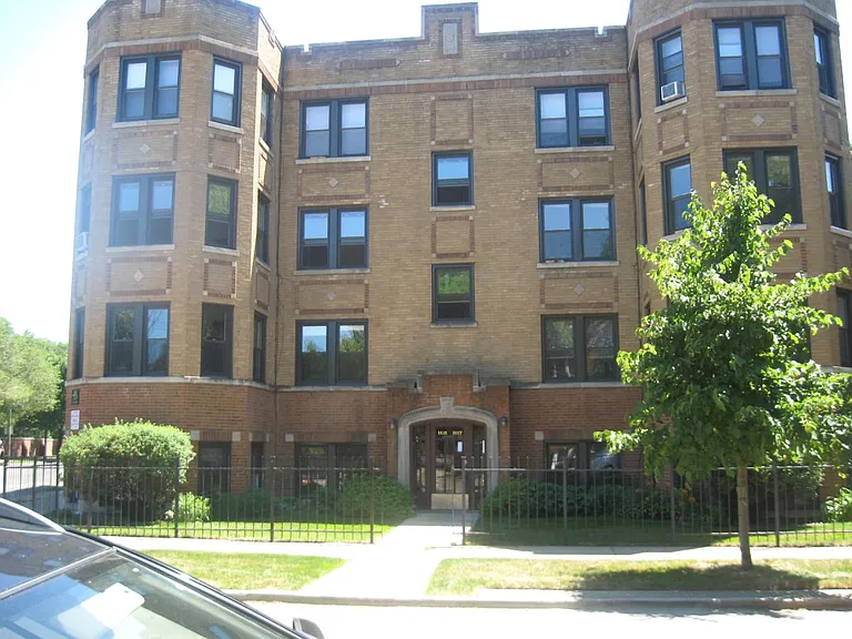 W Hutchinson St — Photo 1