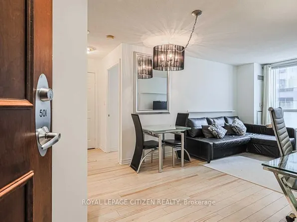 168 Simcoe St #501, Toronto, ON M5H 4C9