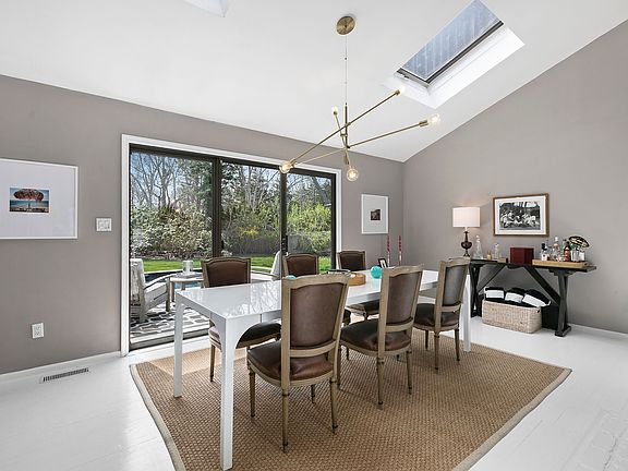 5th image of 21 Settlers Landing Ln