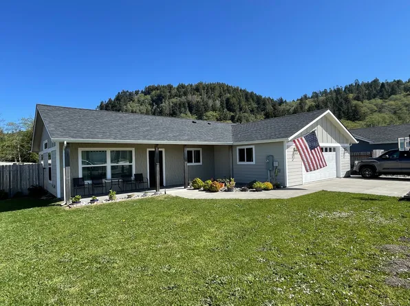 220 Longiflorum Ln, Smith River, CA 95567