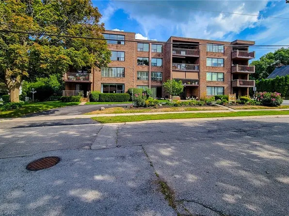 28 Robinson St N #405, Grimsby, ON L3M 3C9