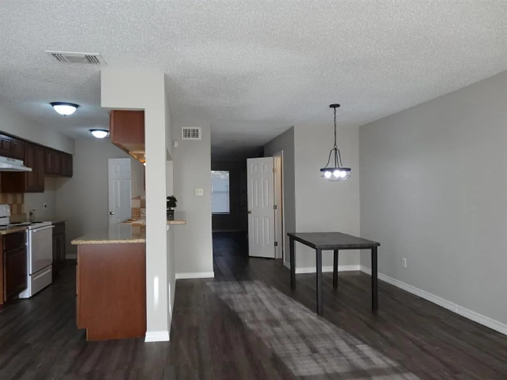 3 bed, 2.5 bath, 1786 sqft, $1,650 — Photo 4