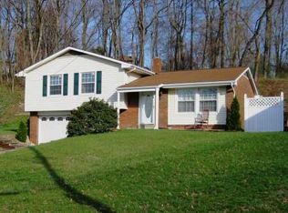 110 Winwood Rd, Coraopolis, PA 15108