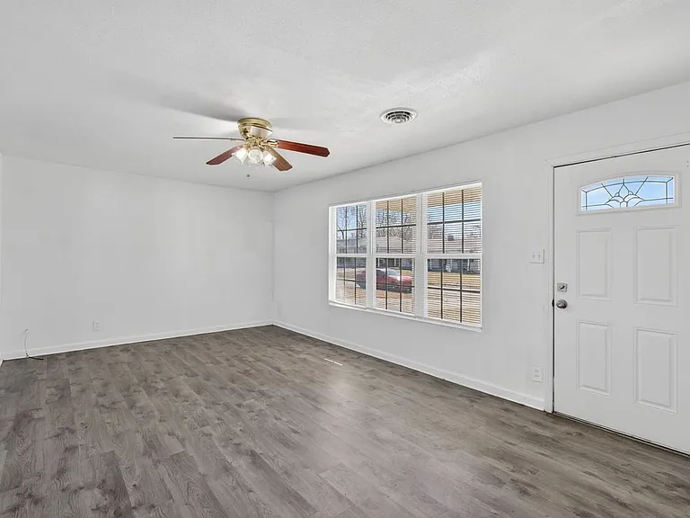 811 Saint Thomas Ln — Photo 12