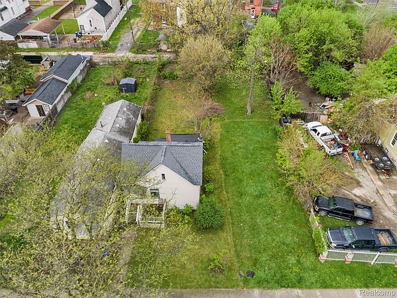 2nd image of 2105 25th St
