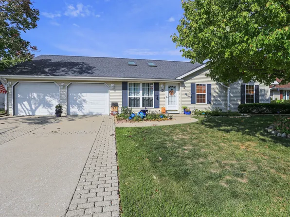 505 Sherwood Dr, Saint Joseph, IL 61873