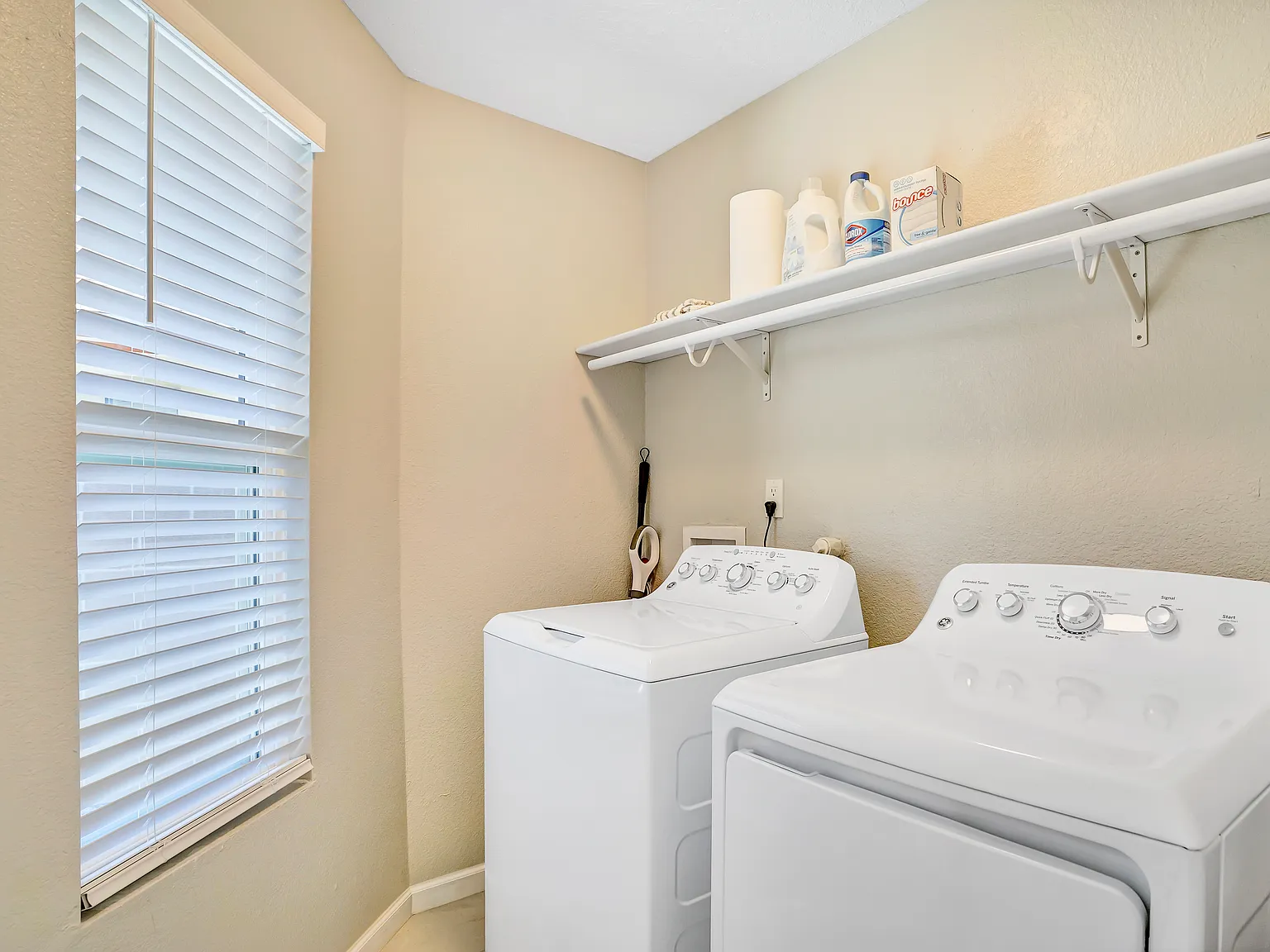 3 bed, 2.0 bath, 1407 sqft, $2,500 — Photo 3
