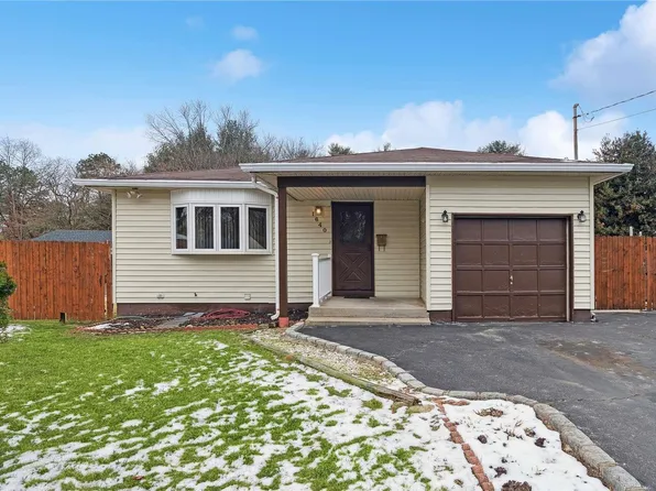 1640 N Gardiner Drive, Bay Shore, NY 11706