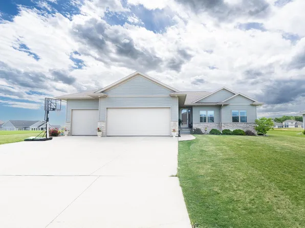 136 Augusta Ln, Waverly, IA 50677