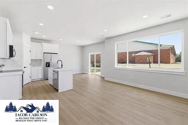 3 bed, 2.5 bath, 1750 sqft, $2,250 — Photo 3