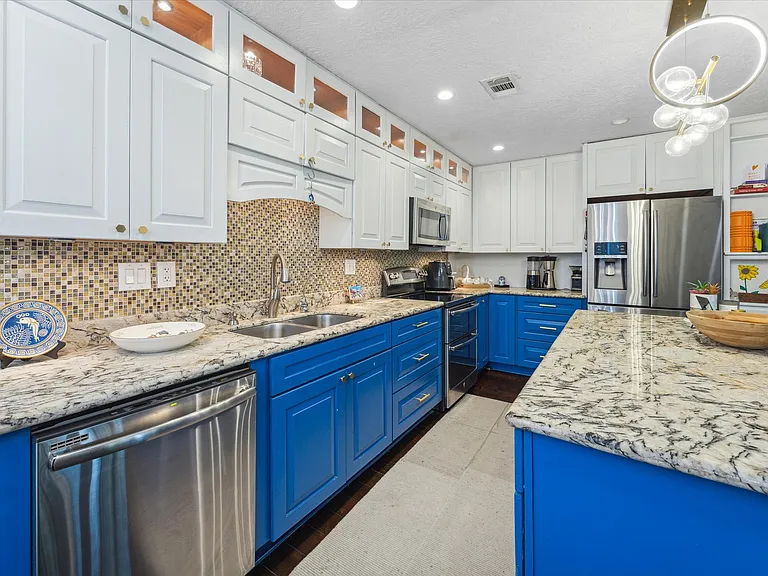 Kitchen equipped with stainless steel energy-efficient appliances along with ample cabinet and counter space. It also comes with a built-in reverse osmosis water filter