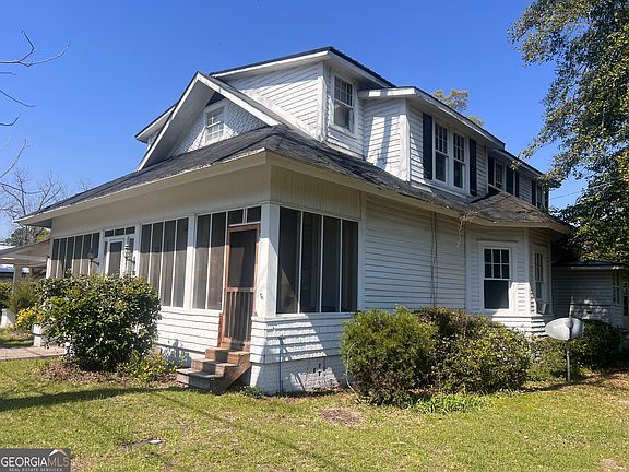 5th image of 215 Bethel St