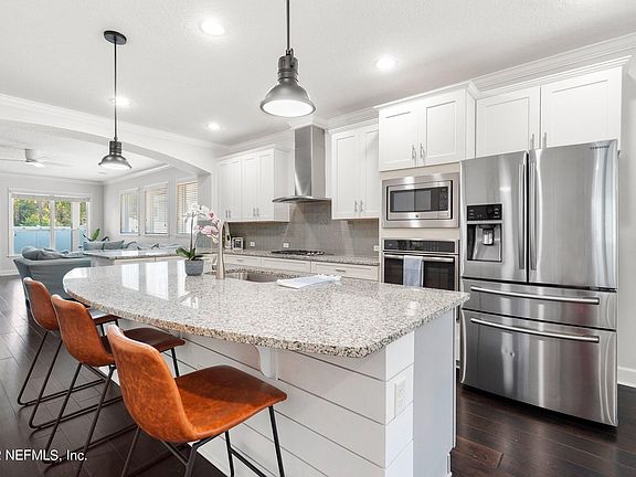 3rd image of 118 Park Lake Dr