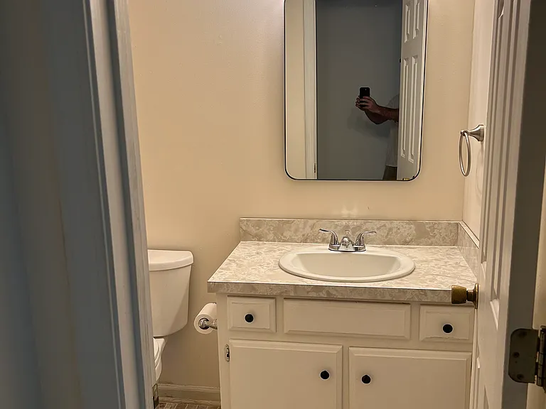 Primary full bathroom (1st floor)